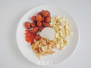 Nourishing Beauty-rock Sugar, White Fungus and Lotus Seed Soup recipe