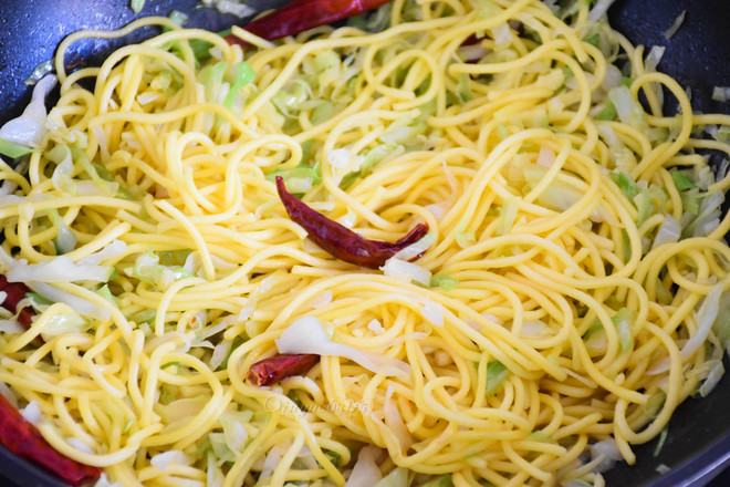 Stir-fried Wire Noodles with Cabbage recipe