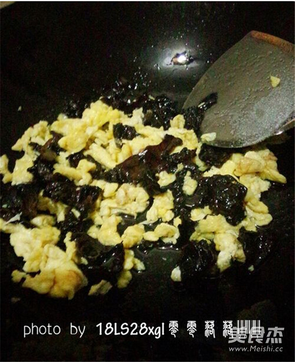 Scrambled Eggs with Fungus recipe