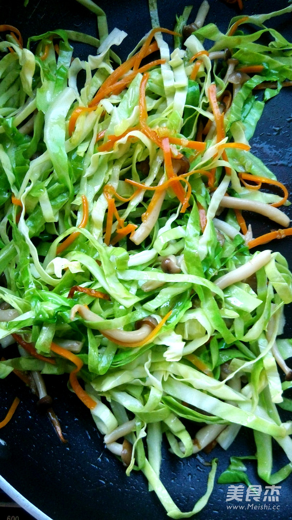 Cabbage, Crab and Mushroom Noodles recipe