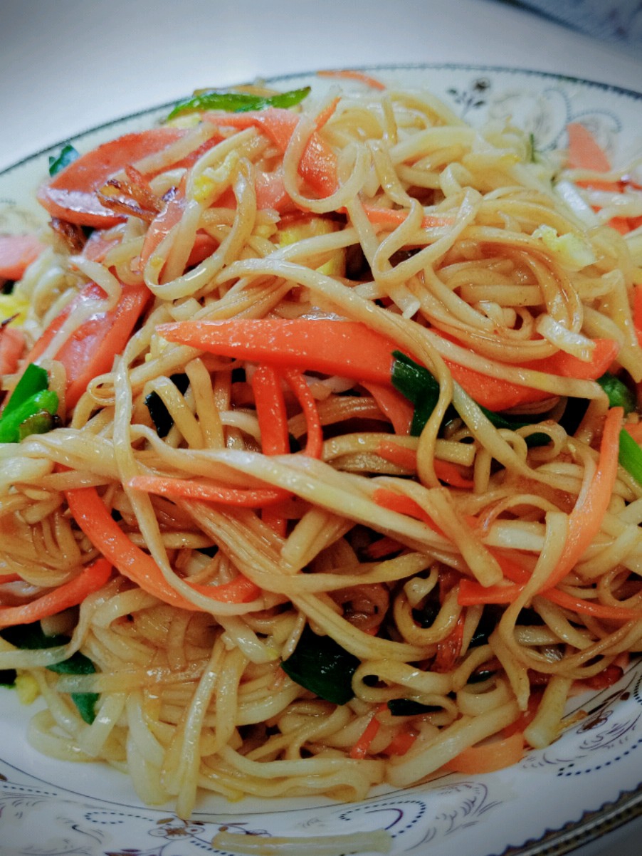 Fried Noodles with Carrot and Egg