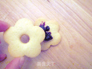 Biscuit with Blueberry Sauce and Flower Filling recipe