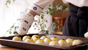Start Making Egg Yolk Crisps from Fried Red Bean Paste (video) recipe