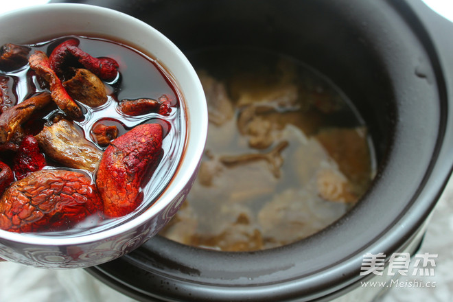 Supor Chinese Pottery Red Mushroom and Old Duck Soup recipe