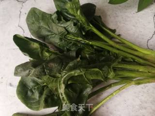 Spinach Noodles with Sea Cucumber and Cabbage recipe