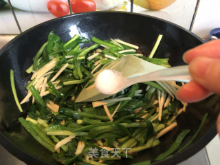 Stir-fried Shredded Bamboo Shoots with Leek recipe