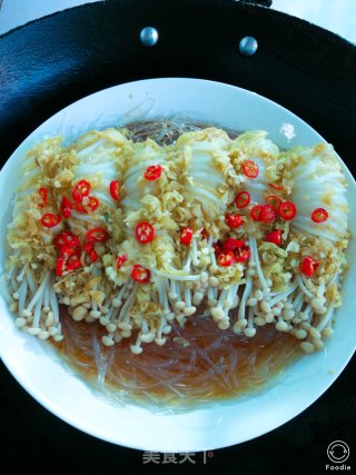 A Delicious Vegetarian "pickled Pepper Vermicelli Steamed Golden Needle Roll" recipe