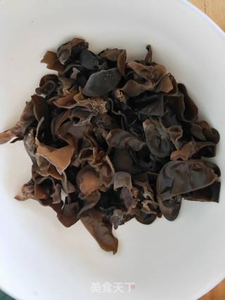 Stir-fried White Jade Mushroom with Fungus and Green Pepper recipe