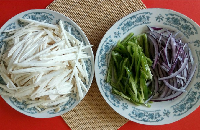 Serving Dishes-fried Three Shreds of Peppers and Shallots recipe