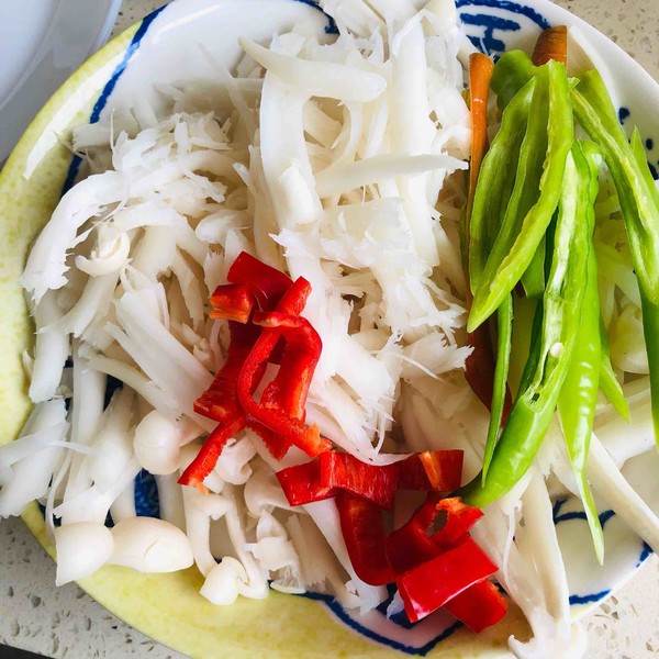 Stir-fried Pork with Seafood and Mushroom recipe