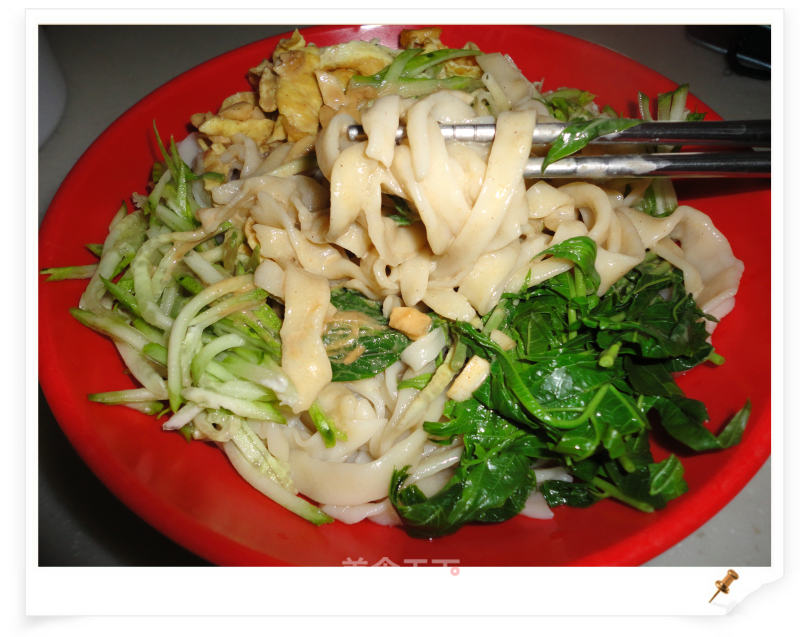Cold Noodles with Toon Sesame Sauce