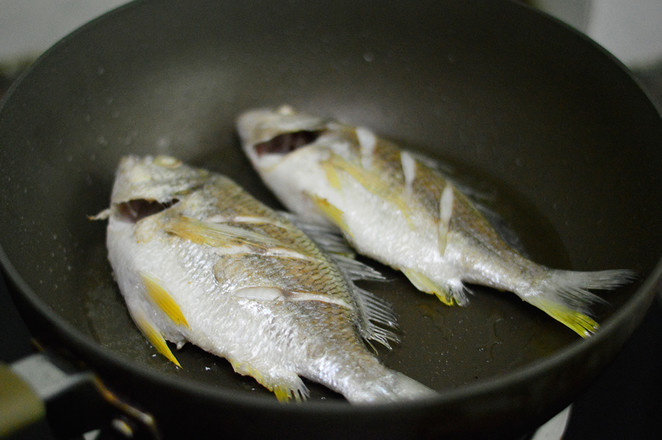 Pan-fried Yellow Foot Stand recipe