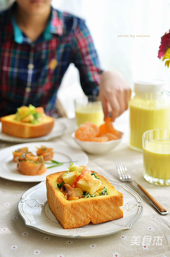 Fresh Milk Protein Toast + Salmon Toast Box recipe