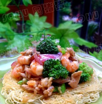 Hong Kong Style Pan-fried Noodles