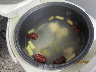 The Rice Cooker Can Also Make Delicious Soup-chicken Leg Soup recipe