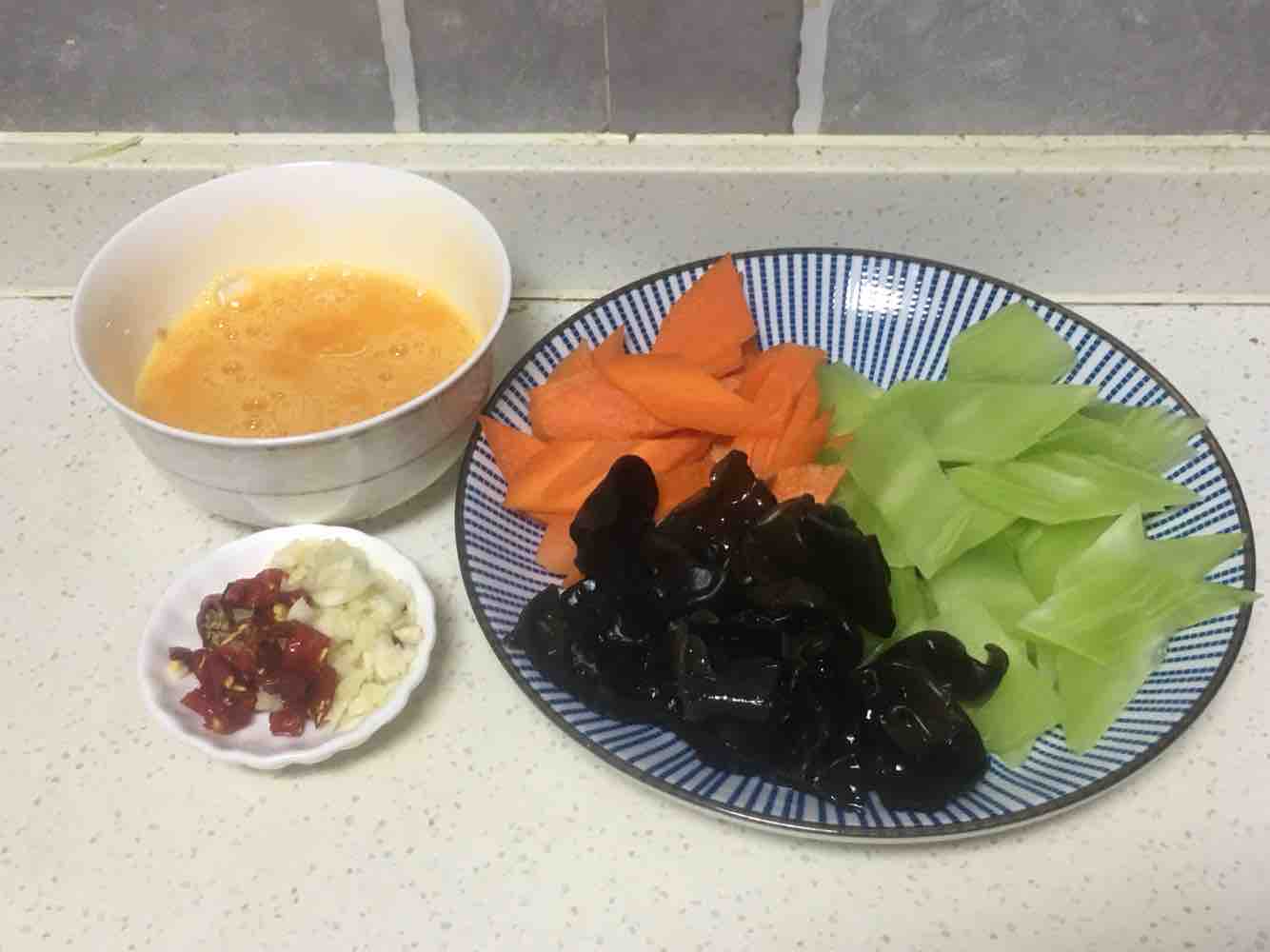 Scrambled Eggs with Lettuce recipe