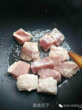 A Pot of Savory Chestnut Roast Pork recipe