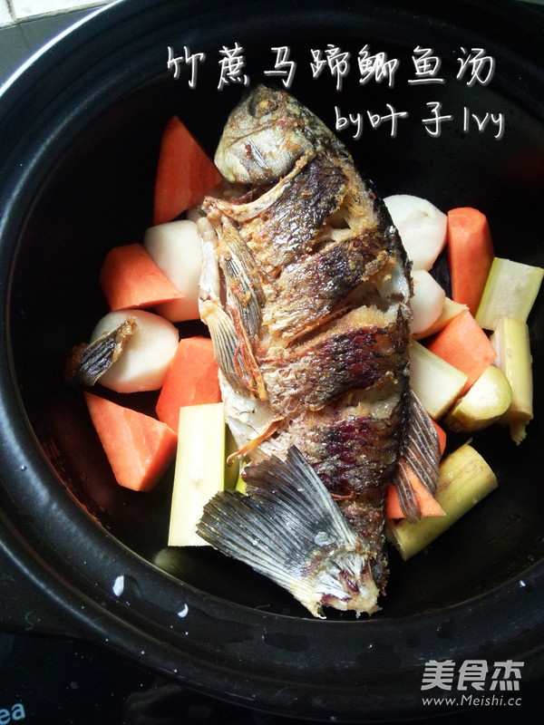 Braised Crucian Fish Soup with Bamboo Cane and Horseshoe recipe