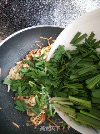 Stir-fried Bean Curd with Leek recipe