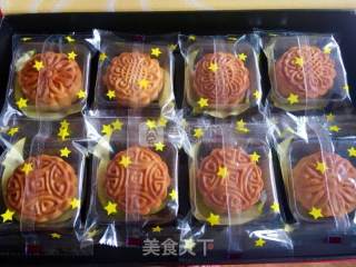 #新良婚纱大赛#simple Cantonese-style Lotus Paste and Egg Yolk Mooncakes recipe