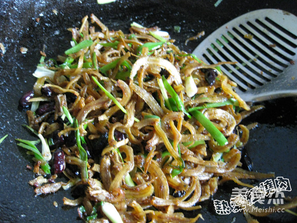 Small Fish Mixed with Black Peanuts recipe