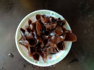 Stir-fried Dry Noodles with Fungus and Potato Leaves recipe