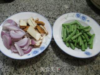 Stir-fried Onion and Plum Peas recipe