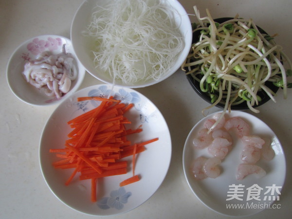 Stir-fried Rice Noodles with Seafood recipe