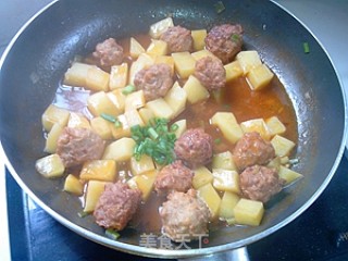 Pork Meatballs with Tomato Sauce and Potatoes recipe