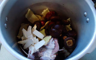 Quail Soup with Sea Cucumber Flower Maw recipe