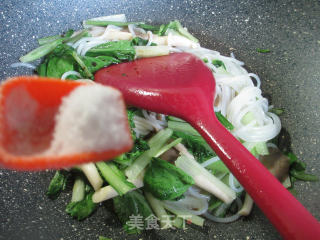 Stir-fried Rice Noodles with Xiuzhen Mushroom and Cabbage recipe