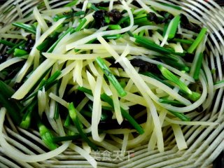 Potato Shreds Mixed with Leek and Moss recipe