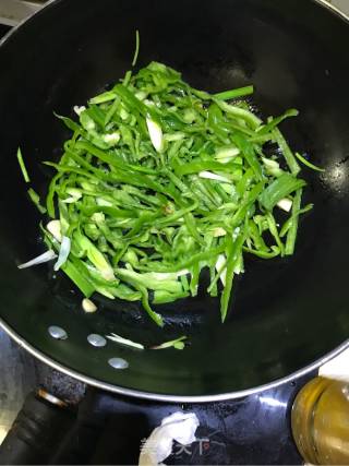 Stir-fried Tripe with Green Pepper and Garlic Seedlings recipe