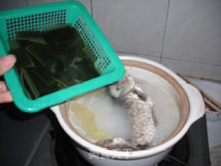 Family Nutrition and Health Soup-seaweed Tofu Crucian Carp Soup recipe