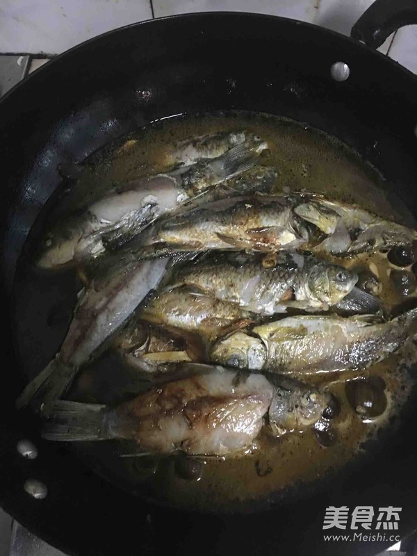 Grilled Crucian Carp with Escargot recipe