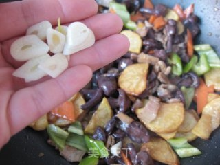 Fried Potato Chips with Red Mushroom recipe