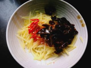 Potato Shreds Mixed with Fungus recipe