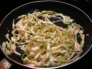 Stir-fried Fine Noodles with Barbecued Cabbage recipe