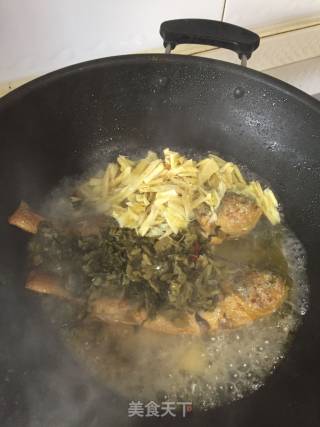 Yellow Croaker in Soup with Pickled Vegetables recipe