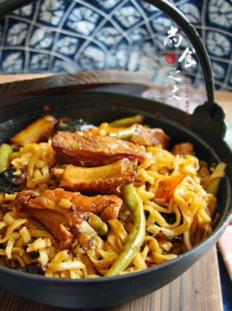 Braised Noodles with Beans and Pork Ribs in Iron Wok