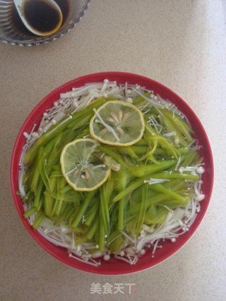 Fresh Yellow Flowers Mixed with Enoki Mushrooms recipe