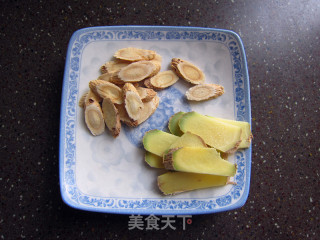 Astragalus, Jujube and Chicken Feet in Pot recipe