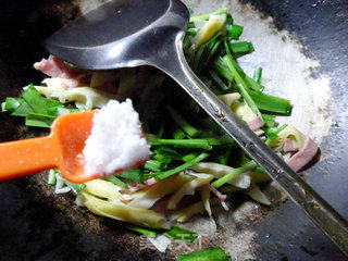 Stir-fried Bamboo Shoot Tips with Chives and Bacon recipe