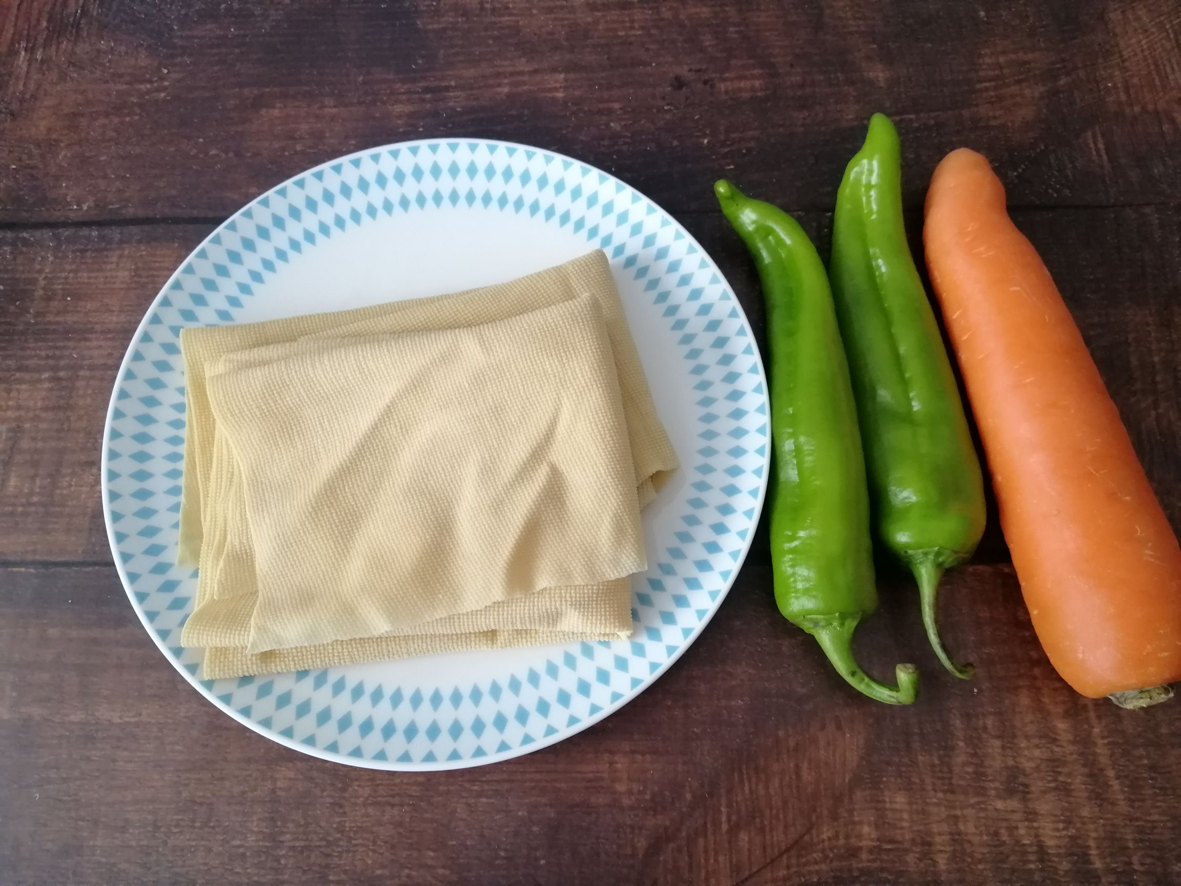 Stir-fried Tofu Skin with Carrot and Pepper recipe