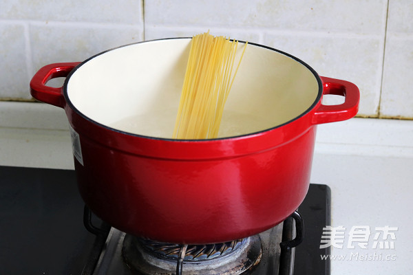 Spaghetti with Mushroom Meat Sauce recipe