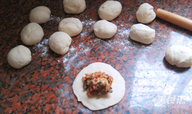 Braised Pork and Dried Cowpea Buns recipe