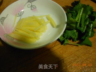 Shredded Ginger Mixed with Venetian Leaves recipe