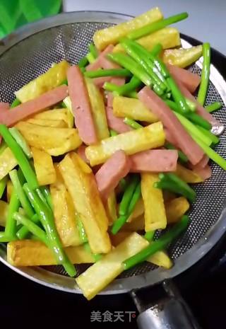 Roasted Potato Chips with Garlic Stalks recipe