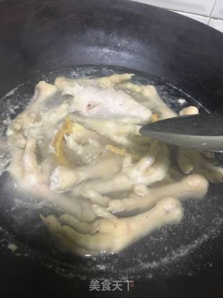 Beauty Soup (chicken Feet in Pot with Flower Maw) recipe