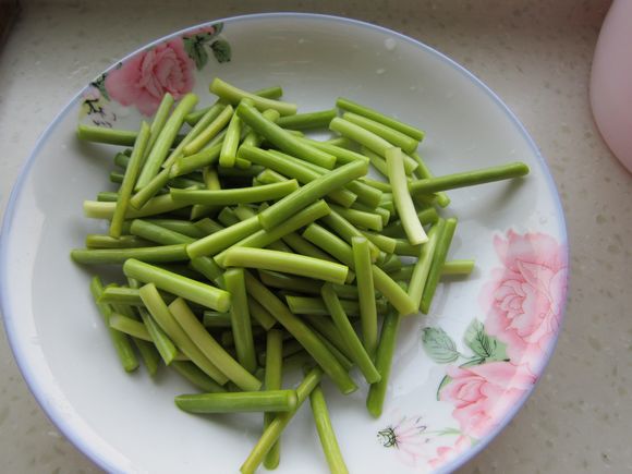 Stir-fried Shredded Pork with Garlic Stalks recipe